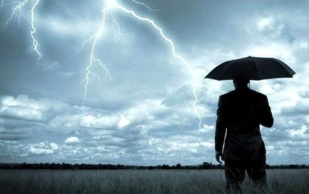 Belə havada telefonla danışmayın!